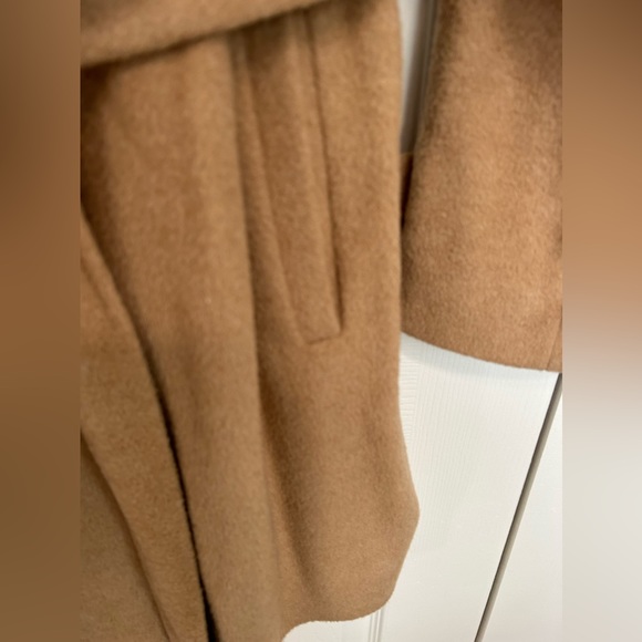 Beautiful camel hair, coat with belt and two front pockets - Picture 3 of 4